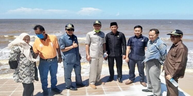 Wakil Ketua Komisi III DPRD Kotawaringin Timur, Suprianto (tengah) bersama rombongan Komisi III saat pengawasan proyek pembenahan objek wisata Pantai Ujung Pandaran, belum lama ini. (ANT/IST)