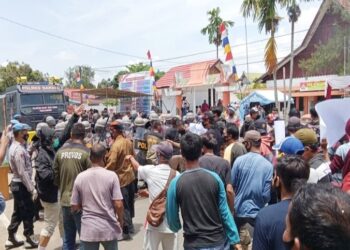 Personel Polres Barito Selatan mengamankan pemilu dari gangguan melalui simulasi sistem pengamanan kota (Sispamkota) di Buntok, Kamis (17/9/2020). (ANT)