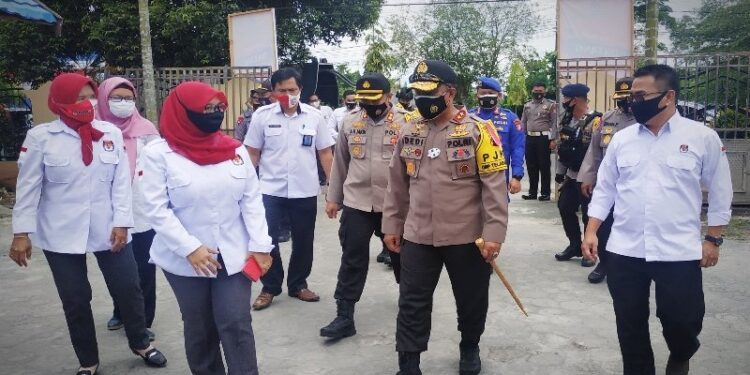 Kapolda Kalteng Irjen Pol Dedi Prasetyo saat berkunjung ke KPU Kotim diterima Ketua KPU Kotim Siti Fathonah Purnaningsih dan komisioner lainnya, Senin (21/9/2020). (ANT)