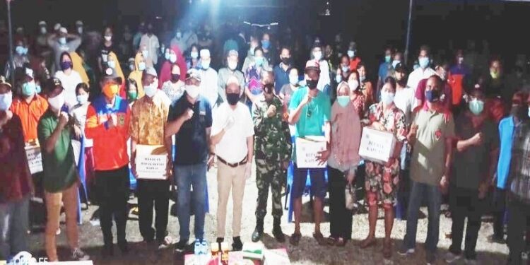 Bupati Kapuas Ben Brahim S Bahat bersama pimpinan instansi terkait dan warga yang terdampak korban kebakaran di Pujon Kecamatan Kapuas Tengah, usai menyalurkan bantuan, Minggu (20/9/2020) malam. (IST)