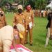 Halikinnor menandatangani berita acara pengembalian semua aset dinas yang digunakannya setelah kini mundur dari jabatan Sekretaris Daerah Kotawaringin Timur, disaksikan Bupati Supian Hadi, Selasa (22/9/2020). (ANT)