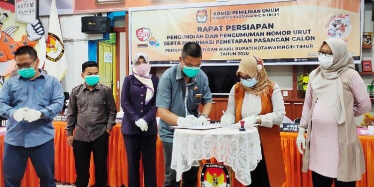 Ketua KPU Kotawaringin Timur Siti Fathonah Purnaningsih menandatangani berita acara penetapan pasangan calon peserta Pilkada Kotim, Rabu (23/9/2020). (ANT)