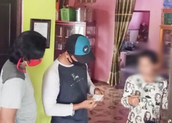 Pelaku IY (31) beserta barang bukti perjudian kupon putih diamankan Satreskrim Polres Kapuas. (ANT/IST)