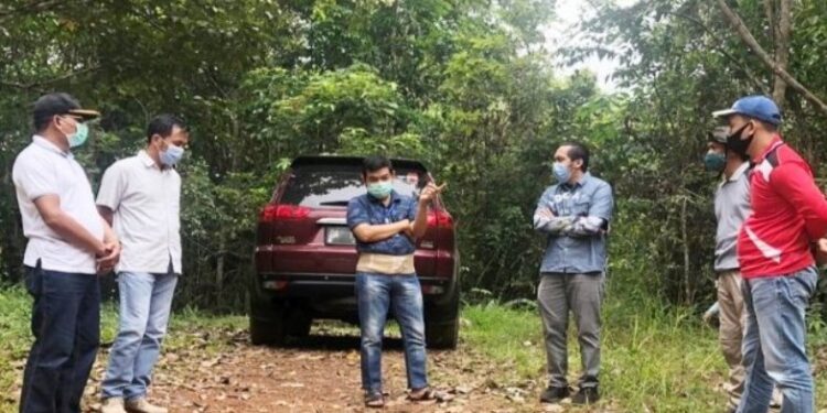Bupati Bartim Ampera AY Mebas (tengah) didampingi kepala SOPD meninjau tata batas wilayah Kalteng di Desa Dambung, Minggu (27/9/2020). Bupati Ampera menyatakan Desa Dambung merupakan salah satu desa yang tidak terpisahkan dari Provinsi Kalteng. (ANT)