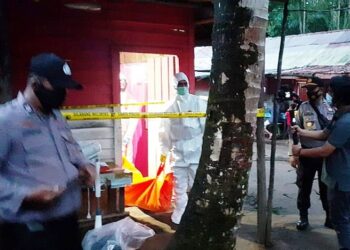 Kasat Reskrim Polres Bartim Iptu Ecki Widi Prawira (kemeja putih) memantau proses evakuasi jenazah pria yang meninggal di lokalisasi Kunding, Desa Bagok, Kecamatan Benua Lima, Senin (28/9/2020) petang. Evakuasi dilakukan setelah identifikasi, olah TKP dan visum et repertum. (ANT/IST)