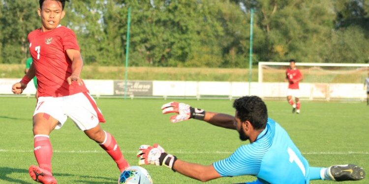 Pemain timnas U-19 Indonesia Andi Irfan (kiri) berusaha melewati penjaga gawang Arab Saudi Raed Hussain Ozaybi dalam pertandingan kedua tim pada Turnamen Persahabatan U-19 Internasional di Stadion Igraliste NK Polet, Sveti Martin na Mauri, Kroasia, Jumat (11/9/2020). Laga tersebut berakhir dengan skor imbang 3-3. (ANT/PSSI)