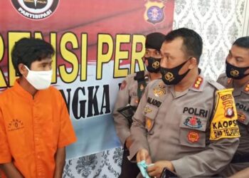 Kapolresta Palangka Raya Kombes Pol Dwi Tunggal Jaladri (kanan) saat mengintrogasi AH tersangka persetubuhan anak tirinya sendiri yang masih berumur delapan tahun usai melaksanakan jumpa pers, Rabu (16/9/2020). (ANT)
