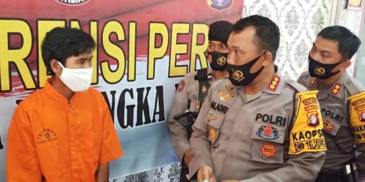 Kapolresta Palangka Raya Kombes Pol Dwi Tunggal Jaladri (kanan) saat mengintrogasi AH tersangka persetubuhan anak tirinya sendiri yang masih berumur delapan tahun usai melaksanakan jumpa pers, Rabu (16/9/2020). (ANT)