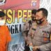Kapolresta Palangka Raya Kombes Pol Dwi Tunggal Jaladri (kanan) saat mengintrogasi AH tersangka persetubuhan anak tirinya sendiri yang masih berumur delapan tahun usai melaksanakan jumpa pers, Rabu (16/9/2020). (ANT)