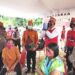 Kapolda Kalteng Irjen Pol Dedi Prasetyo didampingi Kapolres Gumas AKBP Rudi Asriman, Bupati Gumas Jaya S Monong ketika meninjau stand pelayanan kesehatan gratis Polda Kalteng di Desa Pajangei Kecamatan Tewah, Minggu (27/9/2020) (Foto: Humas Polres Gumas)