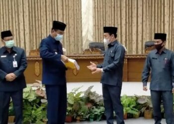 Wakil Bupati Sugianto Panala Putra menyerahkan dokumen KUA PPAS tahun anggaran 2021 kepada Wakil Ketua I DPRD Parmana Setiawan pada rapat paripurna dewan di Muara Teweh, Selasa (29/9/2020). (ANT/IST)