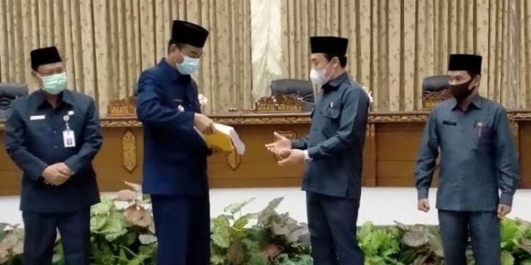Wakil Bupati Sugianto Panala Putra menyerahkan dokumen KUA PPAS tahun anggaran 2021 kepada Wakil Ketua I DPRD Parmana Setiawan pada rapat paripurna dewan di Muara Teweh, Selasa (29/9/2020). (ANT/IST)