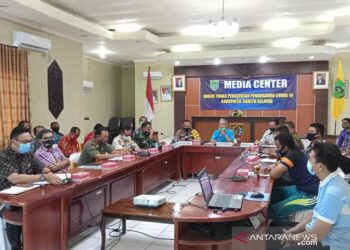 Pemkab Barsel bersama dengan Forkopimda serta SOPD terkait sedang melaksanakan rapat membahas perbup penerapan disiplin dan penegakan hukum protokol kesehatan dalam pencegahan dan pengendalian COVID-19, di Buntok, Jumat (18/9). (ANT)