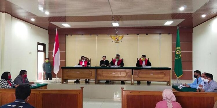 Ketua Majelis Hakim Deni Indrayana didampingi Helka Rerung dan Kharisma Laras Sulu, saat membacakan putusan sidang perkara perdata nomor : 11/Pdt.G/2020/PN.Tml di PN Tamiang Layang, Selasa (22/9). (ANT)