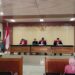 Ketua Majelis Hakim Deni Indrayana didampingi Helka Rerung dan Kharisma Laras Sulu, saat membacakan putusan sidang perkara perdata nomor : 11/Pdt.G/2020/PN.Tml di PN Tamiang Layang, Selasa (22/9). (ANT)