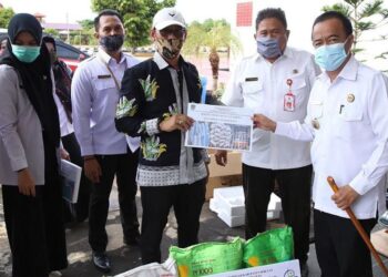 Bupati Seruyan Yulhaidir saat menyerahkan bantuan hibah kepada perwakilan kelompok nelayan di Kuala Pembuang, Rabu (23/9/2020). (ANT/Dok Pribadi)