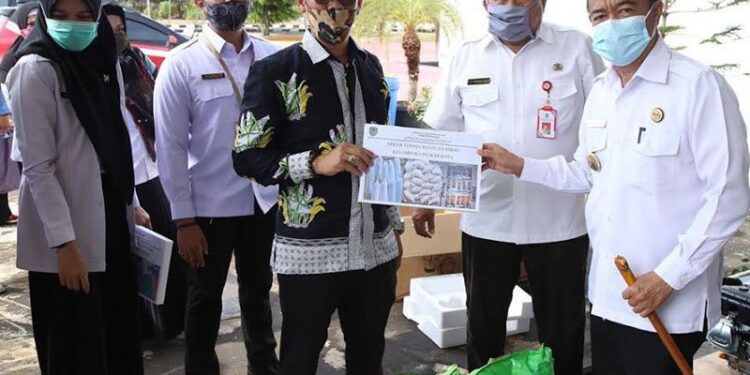 Bupati Seruyan Yulhaidir saat menyerahkan bantuan hibah kepada perwakilan kelompok nelayan di Kuala Pembuang, Rabu (23/9/2020). (ANT/Dok Pribadi)
