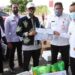 Bupati Seruyan Yulhaidir saat menyerahkan bantuan hibah kepada perwakilan kelompok nelayan di Kuala Pembuang, Rabu (23/9/2020). (ANT/Dok Pribadi)