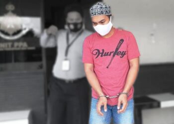 HT digiring penyidik dari Unit Perlindungan Perempuan dan Anak Satuan Reserse Kriminal Polresta Palangka Raya, Kamis (10/9/2020). HO-Dokumentasi Pribadi