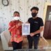 Kepala SMAN 1 Kurun Batuah (kiri) dan Fajri Yanoor menunjukkan desain poster yang berhasil menjadi juara 1 FLS2N tingkat Provinsi Kalteng, di Kuala Kurun, Kamis (24/9/2020). (ANTARA/Chandra)