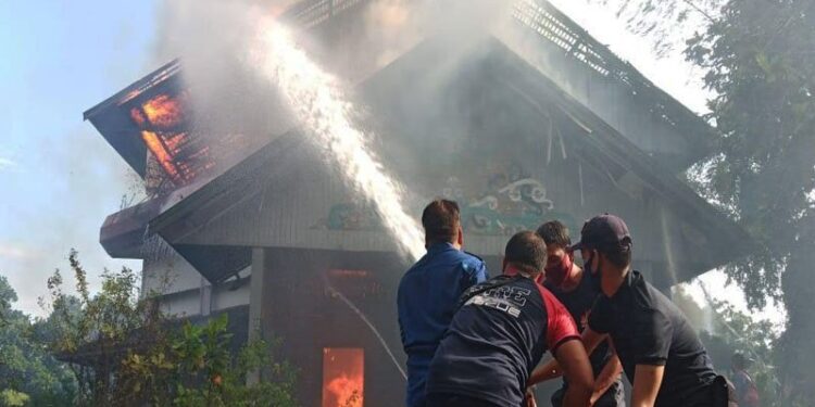 Sejumlah anggota damkar milik pemerintah dan swakarsa melakukan pemadaman terhadap kobaran api yang menghanguskan bangunan gedung SGO yang berada di Jalan RA Kartini Kota Palangka Raya, Kalimantan Tengah, Senin (14/9/2020). (ANT/MIN-3)