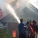 Sejumlah anggota damkar milik pemerintah dan swakarsa melakukan pemadaman terhadap kobaran api yang menghanguskan bangunan gedung SGO yang berada di Jalan RA Kartini Kota Palangka Raya, Kalimantan Tengah, Senin (14/9/2020). (ANT/MIN-3)