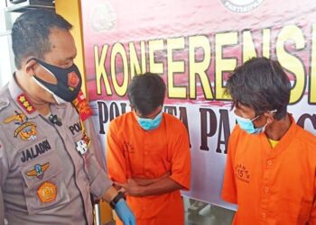 Kapolresta Palangka Raya, Kalimantan Tengah Kombes Pol Dwi Tunggal Jaladri (kiri) saat mengintrogasi kedua pelaku curanmor yang dibekuk anggota setempat usai melaksanakan jumpa pers, Rabu (23/9/2020). (ANT)