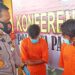Kapolresta Palangka Raya, Kalimantan Tengah Kombes Pol Dwi Tunggal Jaladri (kiri) saat mengintrogasi kedua pelaku curanmor yang dibekuk anggota setempat usai melaksanakan jumpa pers, Rabu (23/9/2020). (ANT)