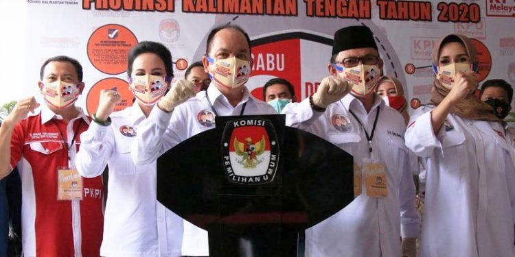 Pasangan bacagub-cawagub Kalteng Ben Brahim-Ujang Iskandar beserta istri usai mendaftar ke KPU Kalteng di Palangka Raya, Sabtu (5/9/2020). ANTARA/Rendhik Andika