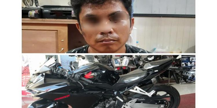 Tersangka Aris membawa paksa sepeda motor CBR 250 CC milik Honda Muara Teweh dan barang bukti sepeda motor berada di mapolres Barito Utara di Muara Teweh, Selasa (1/9/2020).ANTARA/HO-Satreskrim Polres Barito Utara