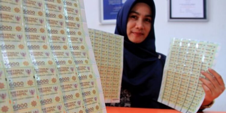 Petugas memperlihatkan materai 6.000 di Kantor Pos Meulaboh, Aceh Barat, Aceh, Jumat (22/11/2019). (ANT)