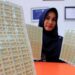 Petugas memperlihatkan materai 6.000 di Kantor Pos Meulaboh, Aceh Barat, Aceh, Jumat (22/11/2019). (ANT)