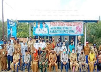 Camat Teweh Tengah Mastur foto bersama tim posko 05 di Km 52 ruas Jalan Negara Muara Teweh - Puruk Cahu pada hari terakhir bertugas, Senin (31/8/2020). (ANT)