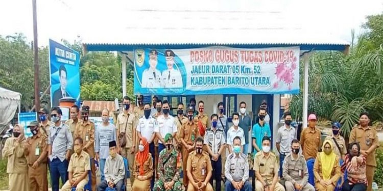 Camat Teweh Tengah Mastur foto bersama tim posko 05 di Km 52 ruas Jalan Negara Muara Teweh - Puruk Cahu pada hari terakhir bertugas, Senin (31/8/2020). (ANT)