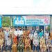 Camat Teweh Tengah Mastur foto bersama tim posko 05 di Km 52 ruas Jalan Negara Muara Teweh - Puruk Cahu pada hari terakhir bertugas, Senin (31/8/2020). (ANT)