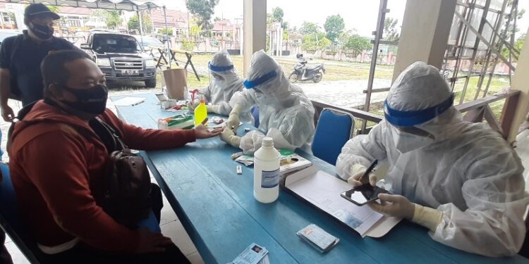 Suasana rapid test COVID-19, di kantor Bawaslu Kabupaten Gumas, Senin (14/9/2020).