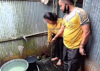 MR (16) didampingi anggota Polsek Dusun Tengah menunjukan lobang pada papan kayu kamar mandinya, di rumahnya di Kecamatan Dusun Tengah, Kamis (10/9). Lobang tersebut diduga digunakan KT (29) dalam kasus pelecehan seksual yang saat ini ditangani Polsek Dusun Tengah. ANTARA/HO Polsek Dusun Tengah
