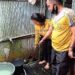 MR (16) didampingi anggota Polsek Dusun Tengah menunjukan lobang pada papan kayu kamar mandinya, di rumahnya di Kecamatan Dusun Tengah, Kamis (10/9). Lobang tersebut diduga digunakan KT (29) dalam kasus pelecehan seksual yang saat ini ditangani Polsek Dusun Tengah. ANTARA/HO Polsek Dusun Tengah