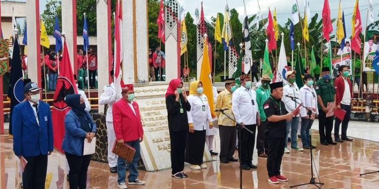 Calon Gubernur Kalteng Sugianto Sabran membacakan 'dedication of life' Bung Karno saat deklarasi di tugu Soekarno jalan S Parman Kota Palangka Raya, Senin (7/9/2020). ANTARA/Adi Wibowo