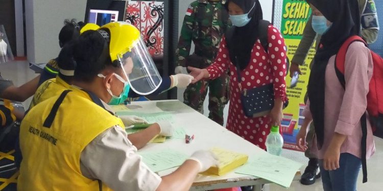 Petugas Kesehatan Pelabuhan Tunon Taka Kabupaten Nunukan memeriksa dokumen hasil pemeriksaan kesehatan terhadap TKI yang dideportasi dari Malaysia, Kamis (3/9)