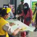 Petugas Kesehatan Pelabuhan Tunon Taka Kabupaten Nunukan memeriksa dokumen hasil pemeriksaan kesehatan terhadap TKI yang dideportasi dari Malaysia, Kamis (3/9)