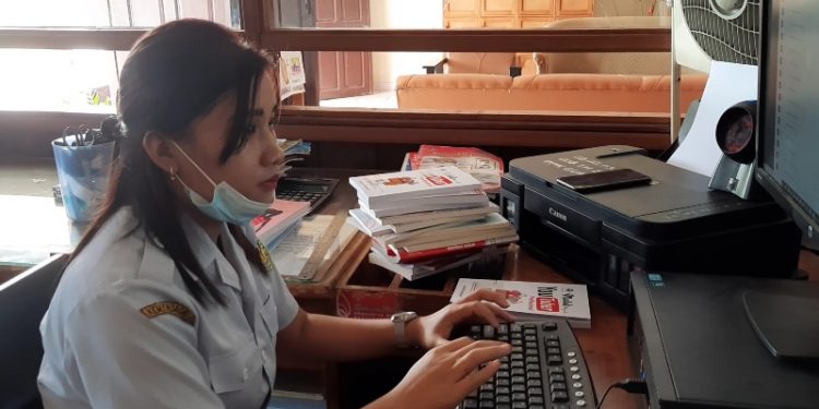 Pegawai DPK Kabupaten Gumas sedang mendata ratusan buku hibah dari Perpusnas RI yang baru saja diterima oleh dinas itu, Rabu (2/9/2020).