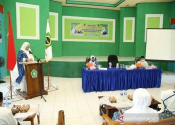 Wakil Bupati Seruyan Iswanti saat sambutan di kegiatan pelantikan PD-BKMT Seruyan, di Kuala Pembuang,Senin (31/8/2020). (ANT)