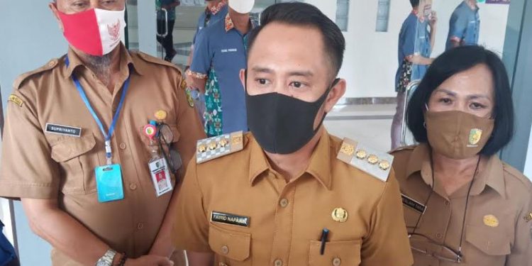 Wali Kota Palangka Raya, Provinsi Kalimantan Tengah, Fairid Naparin usai menghadiri kegiatan di salah satu instansi di lingkup pemkot setempat, Selasa (1/9/2020). (ANT)