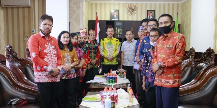 Bupati Gumas Jaya S Monong (batik kuning) berfoto bersama sejumlah pengurus KWOD Kabupaten Gumas, di ruang kerjanya, Kamis (3/9/2020). (Foto : Protokol dan Perjalanan Setda Gumas)
