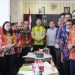 Bupati Gumas Jaya S Monong (batik kuning) berfoto bersama sejumlah pengurus KWOD Kabupaten Gumas, di ruang kerjanya, Kamis (3/9/2020). (Foto : Protokol dan Perjalanan Setda Gumas)
