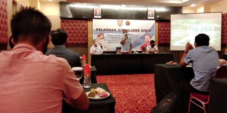 Ketua Persatuan Wartawan Indonesia (PWI) Provinsi Kalimantan Tengah, Haris Sadikin (berdiri) saat membuka pelatihan jurnalisme siber di Palangka Raya, Rabu (9/9/2020) (ANTARA/Rendhik Andika)