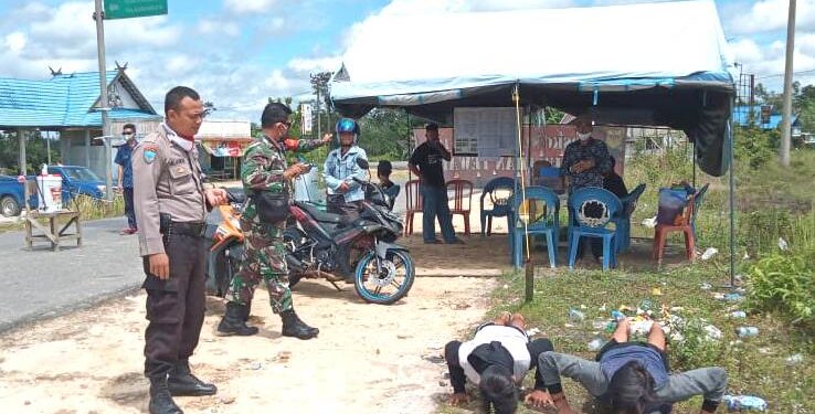 Kepala PT Jasa Raharja Marganti Sitinjak bersama Kapolda Papua Irjen Pol Paulus Waterpauw, Kamis (17/9) menyerahkan santunan kepada ahli waris Bripka Polwan Christin yang meninggal akibat kecelakaan lalu lintas. (ANTARA/HO/Dok PT Jasa Raharja)