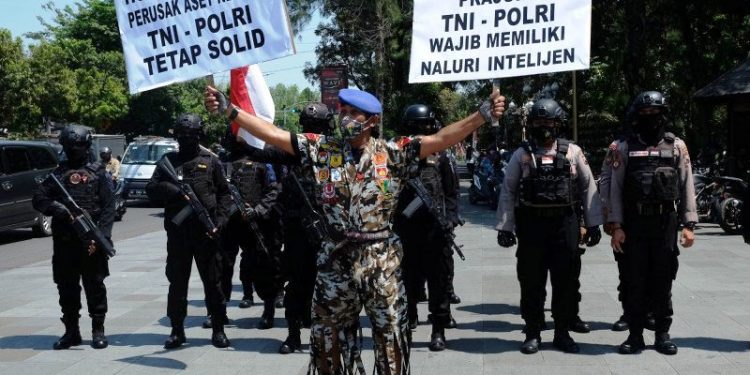 Kopral (Purn) Partika Subagyo Lelono mengajak anggota Dalmas Polresta Surakarta melakukan aksi damai TNI-Polri Solid di Manahan, Solo, Jawa Tengah, Senin (31/8/2020). Aksi tersebut digelar sebagai simbol perdamaian antara TNI dan Polri serta menyerukan agar peristiwa penyerangan terhadap Polsek Ciracas di Jakarta Timur tidak terulang kembali. ANTARAFOTO/Maulana Surya/aww.