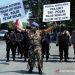 Kopral (Purn) Partika Subagyo Lelono mengajak anggota Dalmas Polresta Surakarta melakukan aksi damai TNI-Polri Solid di Manahan, Solo, Jawa Tengah, Senin (31/8/2020). Aksi tersebut digelar sebagai simbol perdamaian antara TNI dan Polri serta menyerukan agar peristiwa penyerangan terhadap Polsek Ciracas di Jakarta Timur tidak terulang kembali. ANTARAFOTO/Maulana Surya/aww.